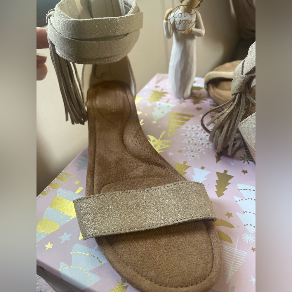UGG Suede Tassel Wedge Frosted Almond/Tan/Cream Zippered Sandal NWOT Sz 9 - Picture 5 of 12